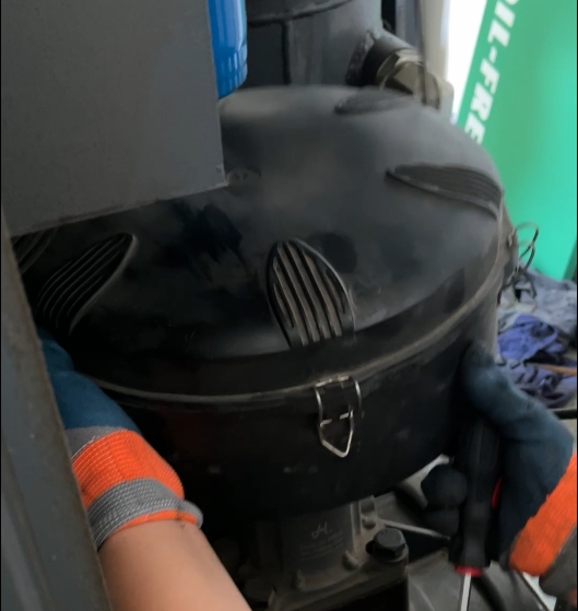 無油螺桿空壓機空濾芯如何更換？